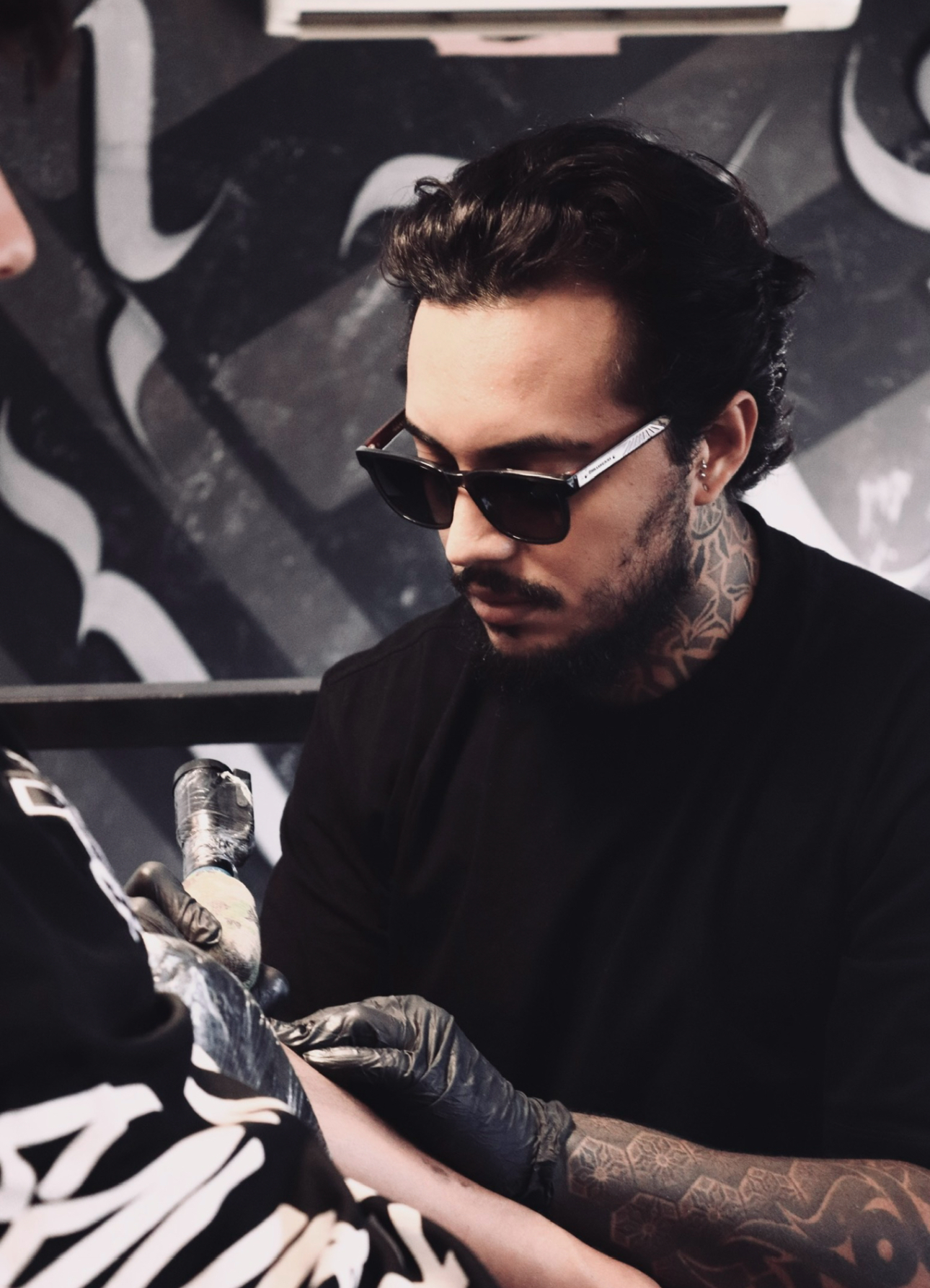 Carlos Corniani tatuando