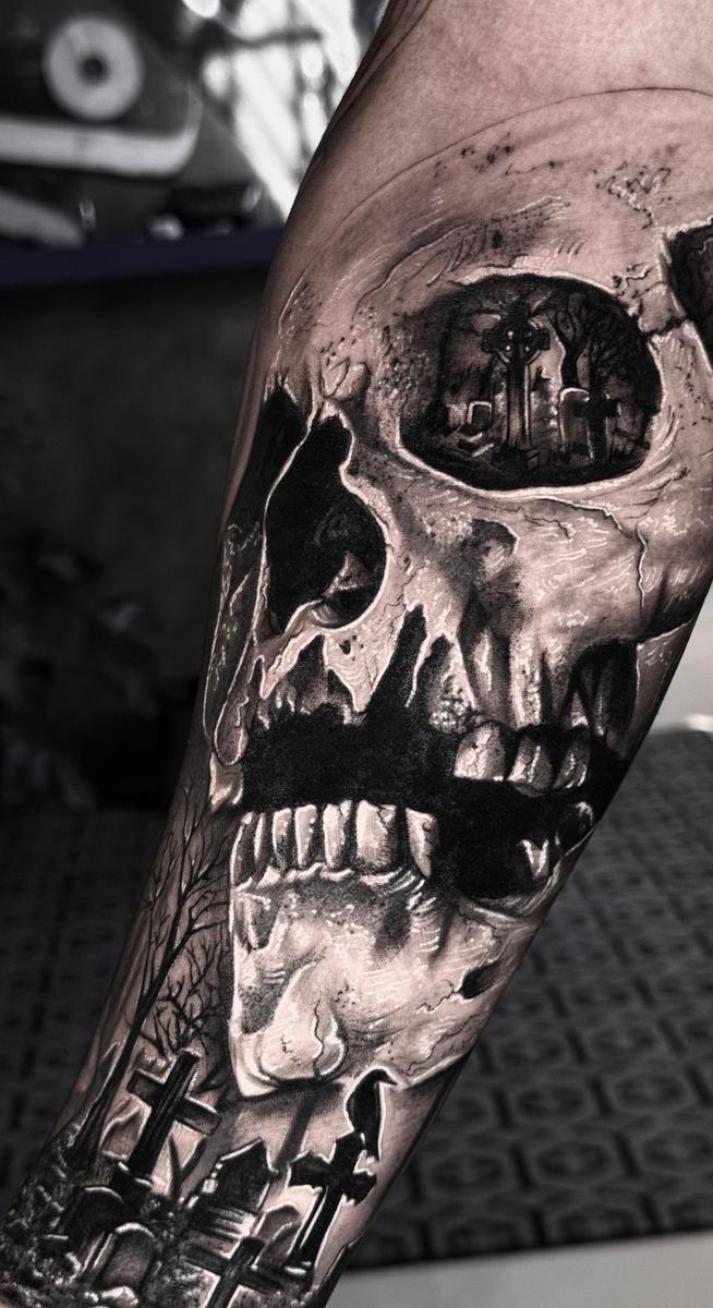 Tatuagem realista de caveira com cemitério