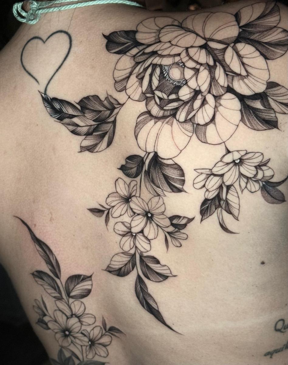 Tatuagem delicada de flores nas costas
