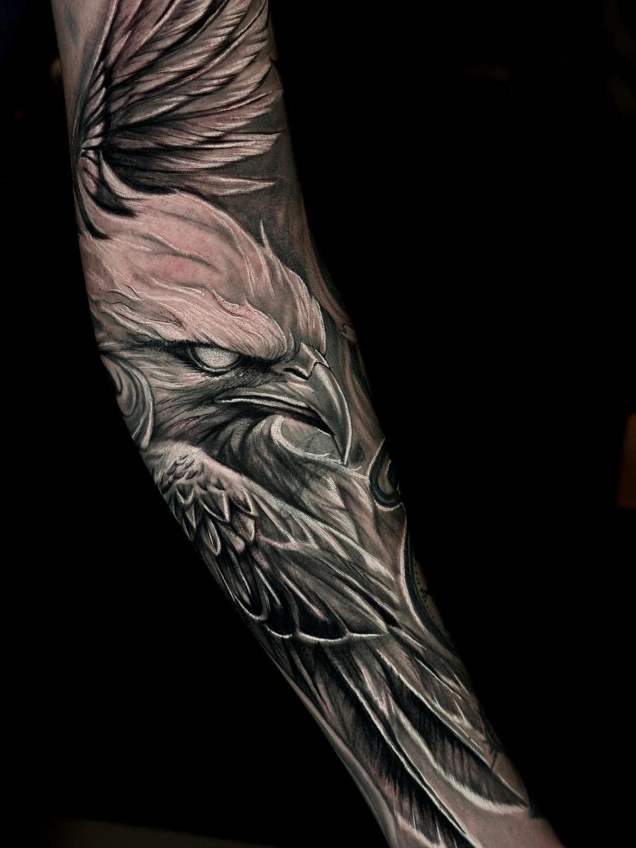 Tatuagem realista de ave de rapina